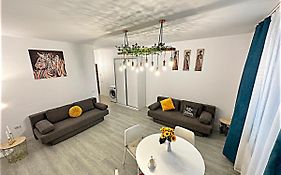 Hezo Sunshine Studio And Apartment